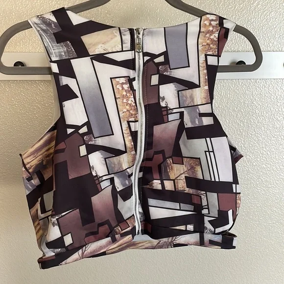 PDC New York brown, black and white pattern crop top (XL) - Picture 2 of 3
